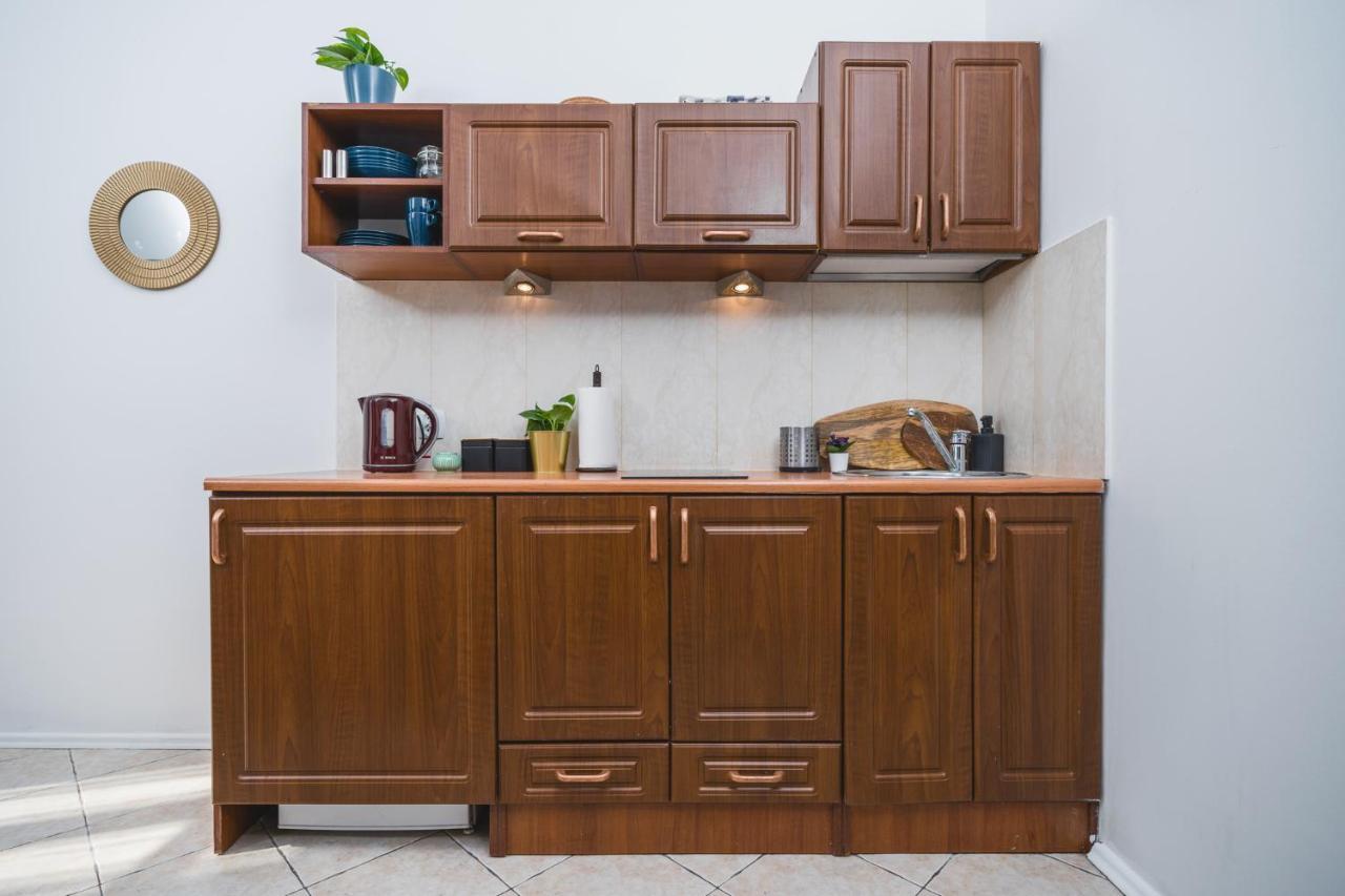 2 Bedroom Apartment Next To The Main Railway Station - By Upstairs Krasków Exterior foto